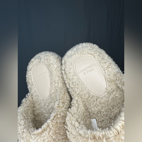 Abercrombie & Fitch Sherpa Slippers - Picture 10 of 11